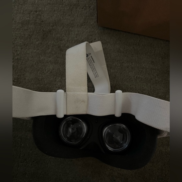 Oculus Quest 2 VR Headset - Picture 5 of 11